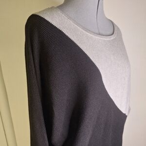 Tahari Black and Grey Crew Neck Sweater Size XL